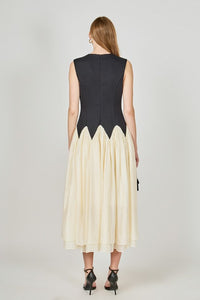 Contrast color midi dress from voglio.us featuring a stylish design and vibrant color blocks, perfect for casual or semi-formal occasions.