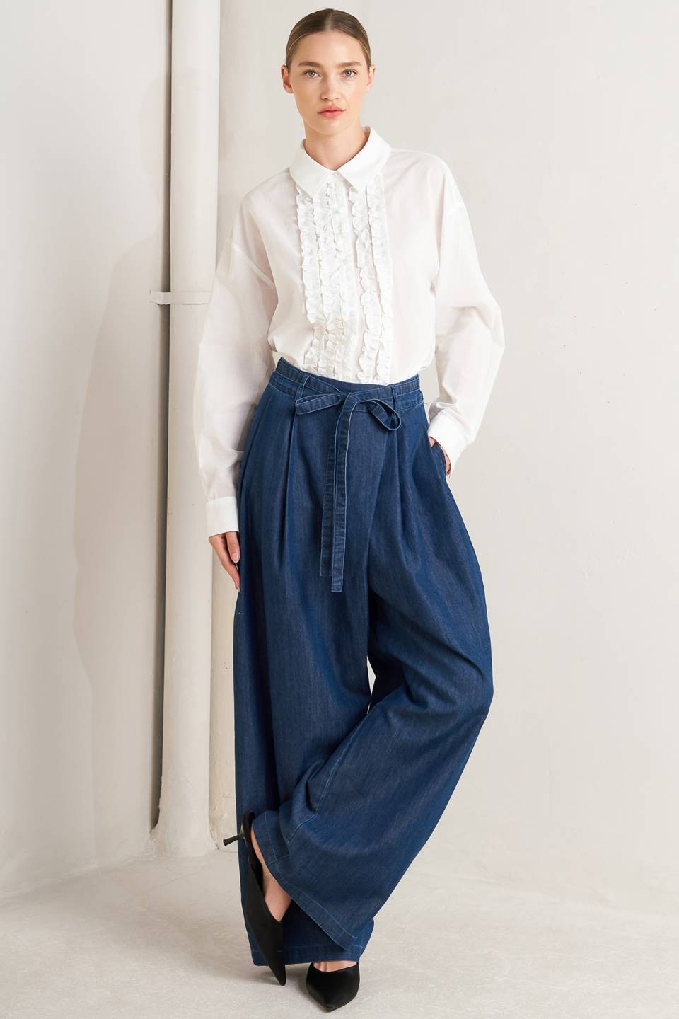 Light wash crossover waist denim jeans by voglio.us, showcasing relaxed fit and classic five-pocket design.