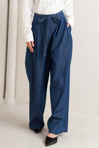 Light blue washed denim jeans with a crossover waist design from voglio.us, casual fit, styled on a model.
