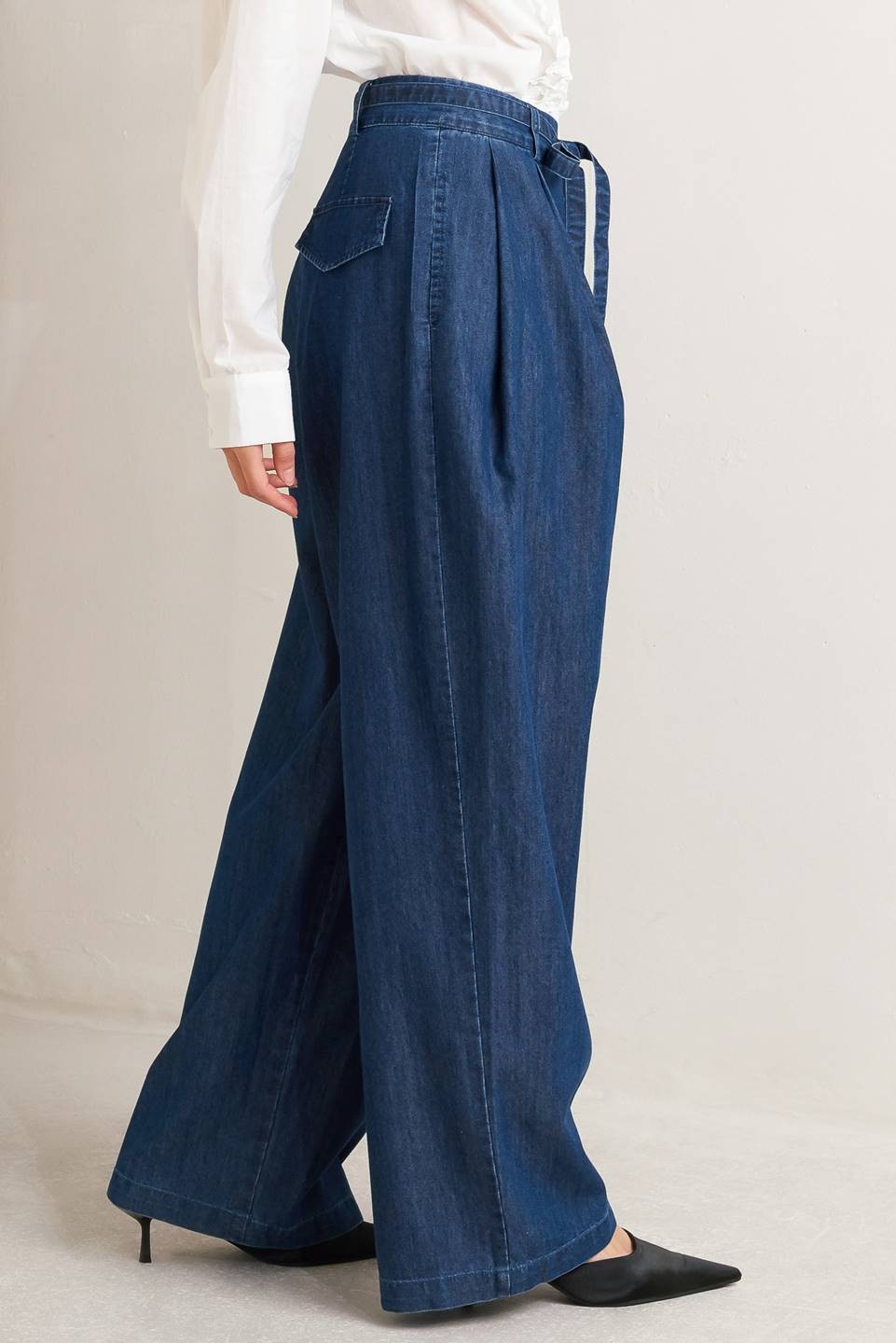 Voglio.us washed denim crossover waist jeans with distressed details, slim fit style, and classic five-pocket design.