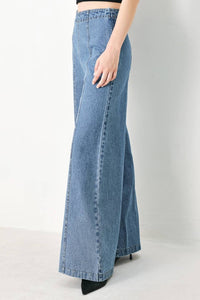 High-waisted wide-leg denim jeans from voglio.us, featuring classic blue denim, relaxed fit, and stylish silhouette.