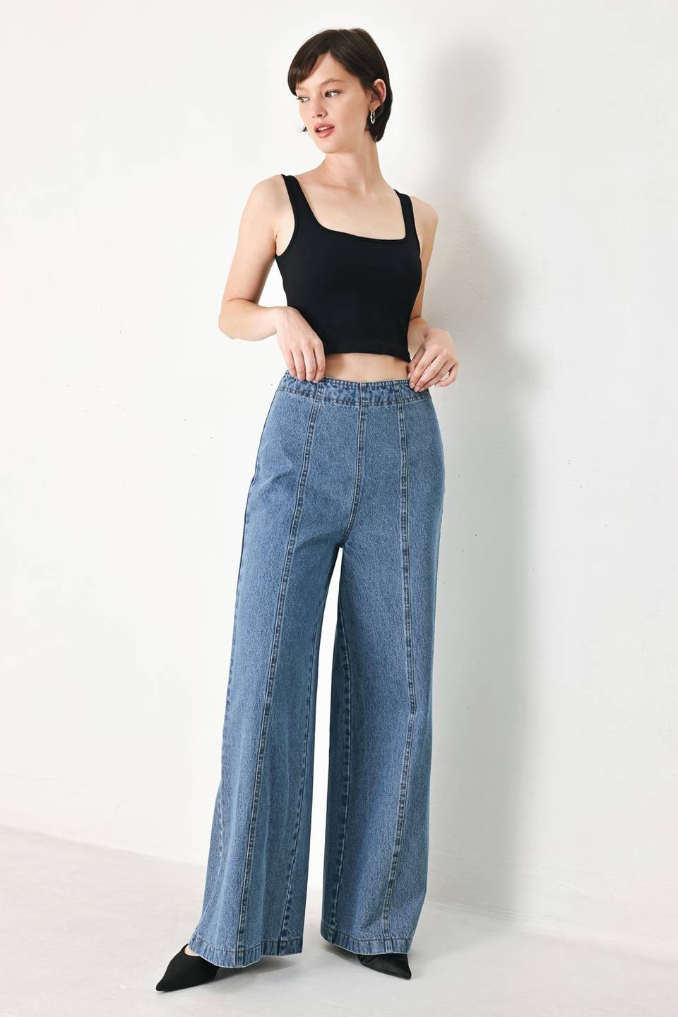 High-waisted wide-leg denim jeans from voglio.us with classic blue wash and relaxed fit, shown on a model.