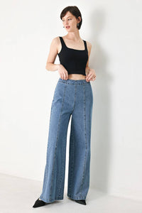 High-waisted wide-leg denim jeans from voglio.us with classic blue wash and relaxed fit, shown on a model.