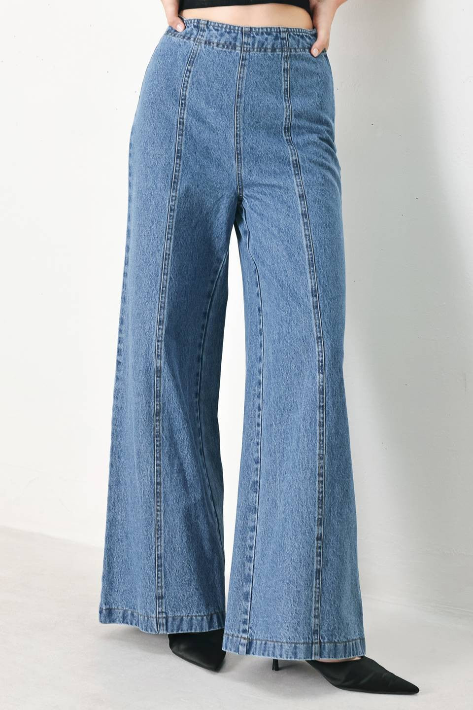 High-waisted wide-leg denim jeans by voglio.us, featuring classic blue fabric, front pockets, and a relaxed fit for casual style.