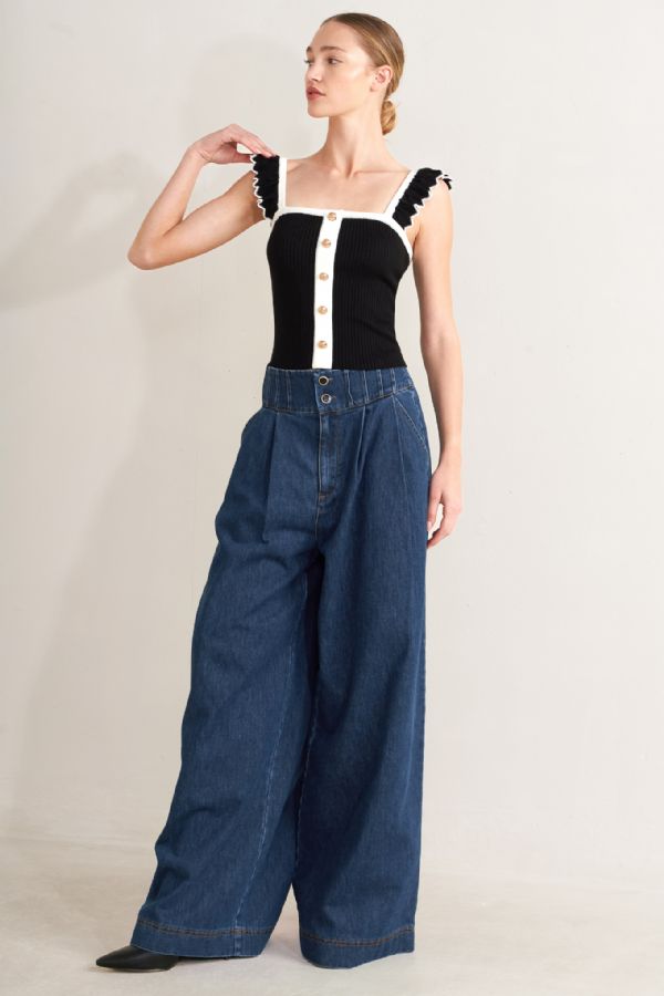 Indigo washed denim wide-leg jeans by voglio.us, featuring relaxed fit and stylish silhouette, shown on a model.