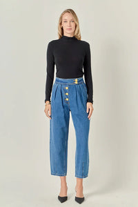 Light blue cropped denim jeans from voglio.us, featuring a slim fit and classic five-pocket design, displayed on a neutral background.