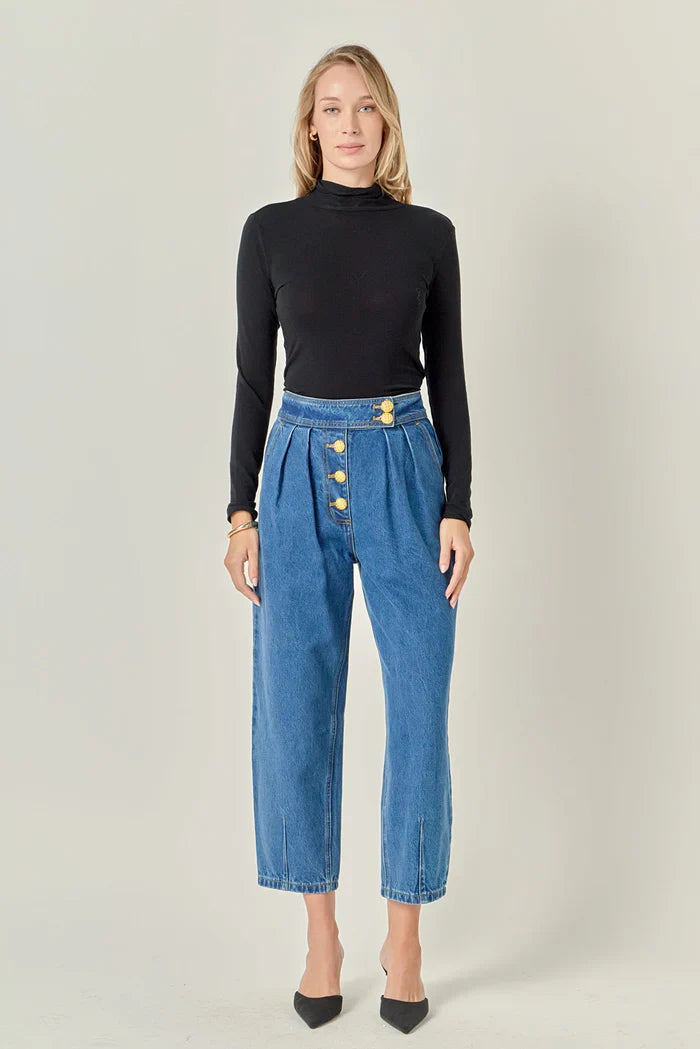 Light blue cropped denim jeans from voglio.us, featuring a slim fit and classic five-pocket design, displayed on a neutral background.
