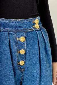 Voglio.us cropped denim jeans showing high-waisted, slim-fit design with classic blue wash and visible stitching.