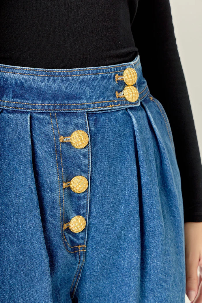 Voglio.us cropped denim jeans showing high-waisted, slim-fit design with classic blue wash and visible stitching.