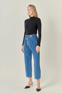 Voglio.us cropped denim jeans, slim fit style with classic blue wash, featuring front pockets and rolled-up hems.