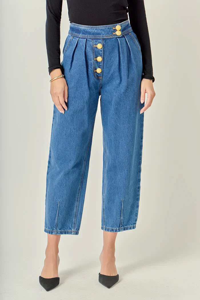 Voglio.us cropped denim jeans with a high-waisted fit, featuring classic blue wash and rolled hem, displayed on a white background.
