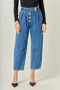 Voglio.us cropped denim jeans with a high-waisted fit, featuring classic blue wash and rolled hem, displayed on a white background.