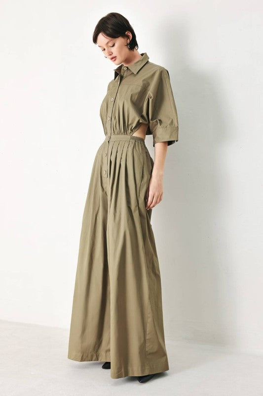 Olive green utility jumpsuit by voglio.us featuring multiple pockets and a relaxed fit, front view with adjustable straps.