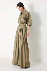 Olive green utility jumpsuit by voglio.us featuring multiple pockets and a relaxed fit, front view with adjustable straps.