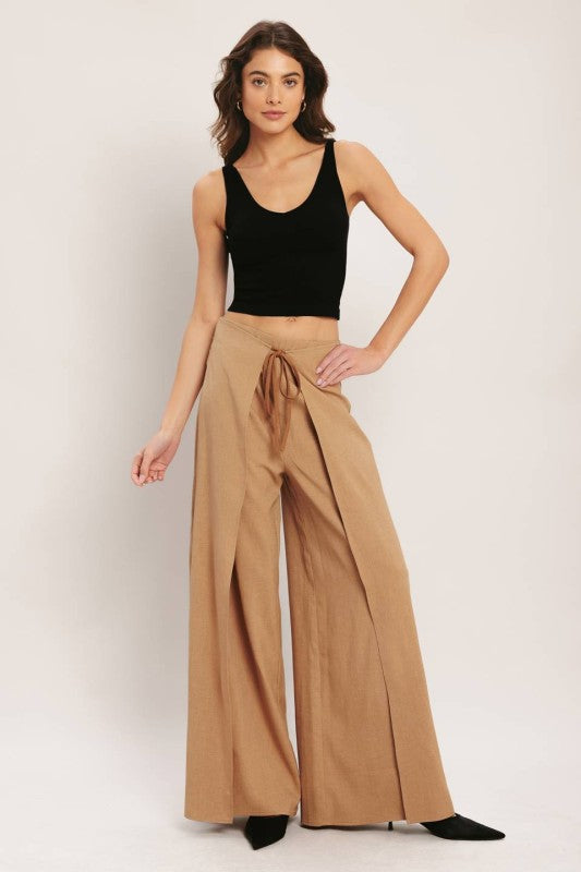 Voglio.us chic high-waisted statement pants in black with wide-leg design and tailored fit, shown on a model.
