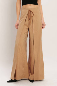Voglio.us chic high-waisted statement pants in black with tailored fit and wide-leg design, showcased on a model.