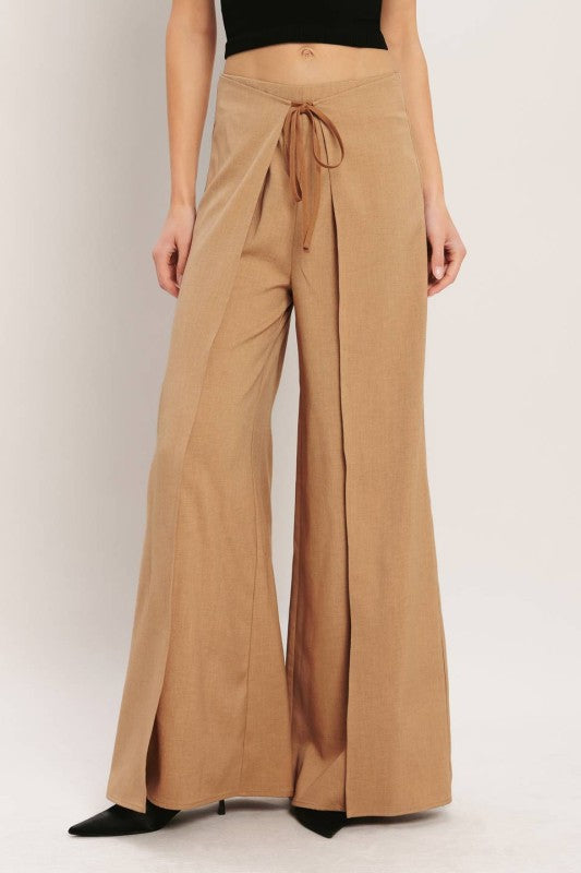 Voglio.us chic high-waisted statement pants in black with tailored fit and wide-leg design, showcased on a model.