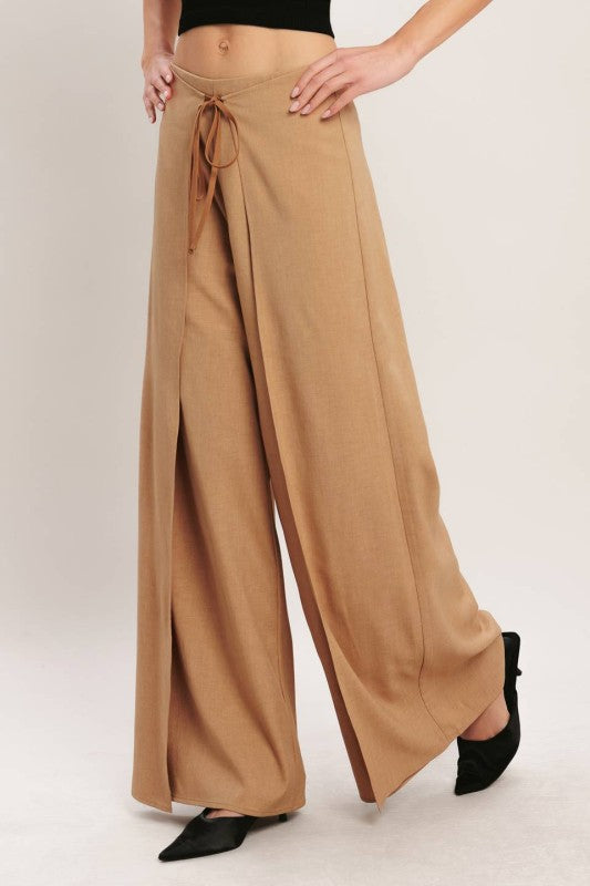 Chic high-waisted statement pants from voglio.us featuring a stylish fit and modern design, shown in a full-length shot.