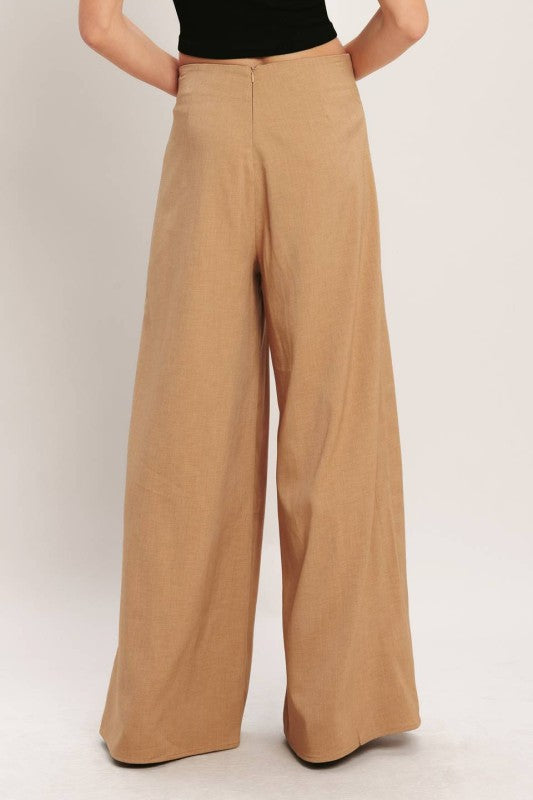 Chic high-waisted statement pants by voglio.us featuring a stylish fit and bold design, shown in a close-up image.