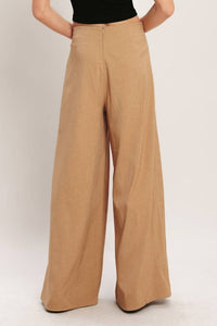 Chic high-waisted statement pants by voglio.us featuring a stylish fit and bold design, shown in a close-up image.