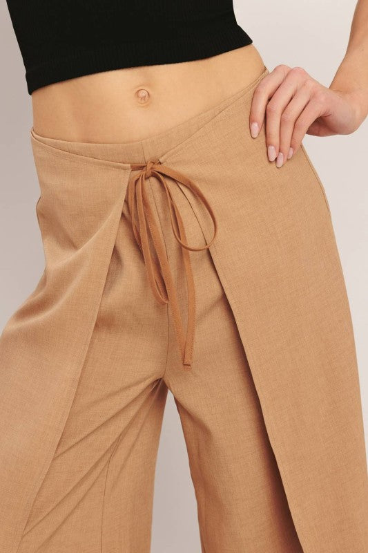 Voglio.us chic high-waisted statement pants in black with tailored fit and wide-leg design, suitable for stylish outfits.