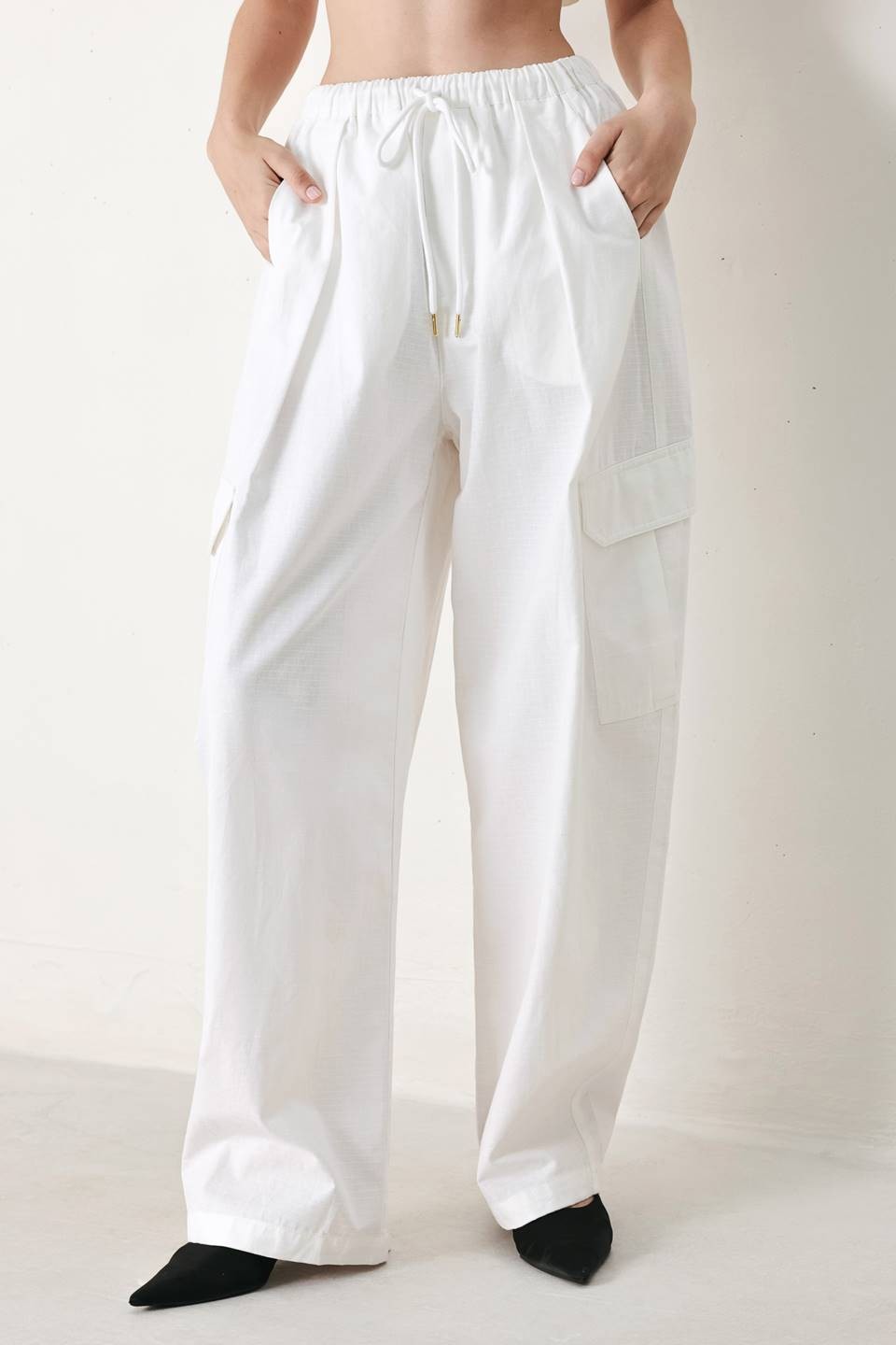 Cotton balloon cargo pants by voglio.us featuring relaxed fit, multiple pockets, and elastic cuffs in a neutral color.