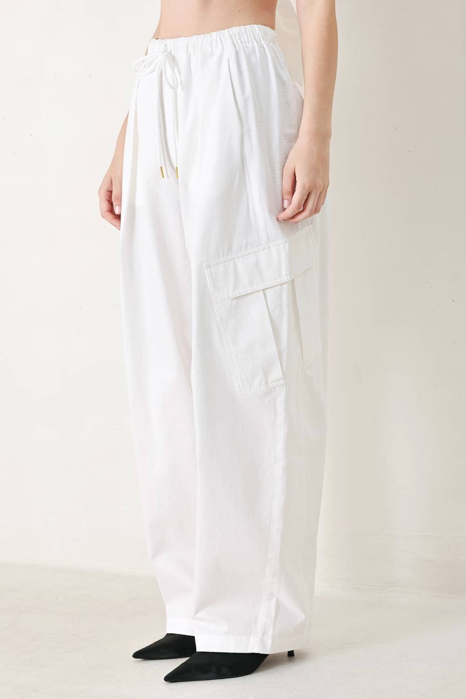 Cotton balloon cargo pants by voglio.us featuring relaxed fit, multiple pockets, and comfortable casual style.
