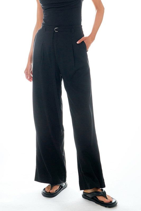 Voglio.us pleated wide pants with belt, stylish and comfortable, featuring a high waist and flowing fabric.