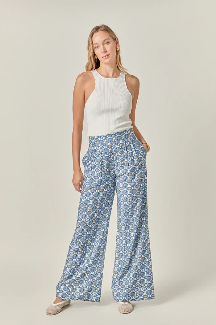 Printed high waisted pants from voglio.us featuring a stylish design, shown on a model with a focus on the waistband and print details.