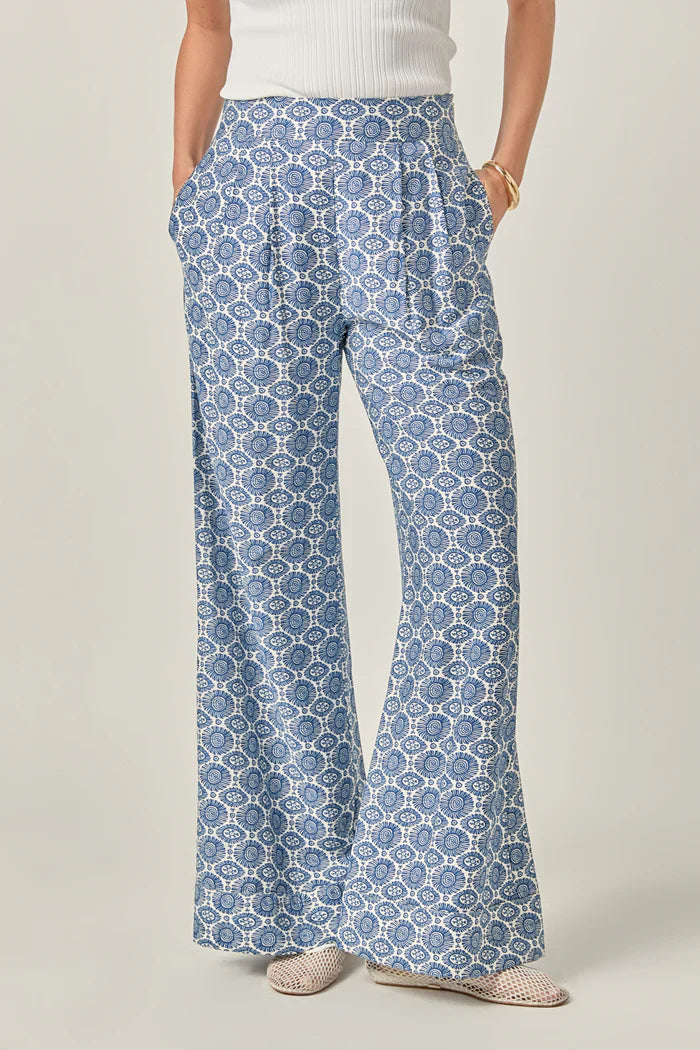 Printed high waisted pants from voglio.us featuring a stylish pattern and a comfortable fit, shown on a model.