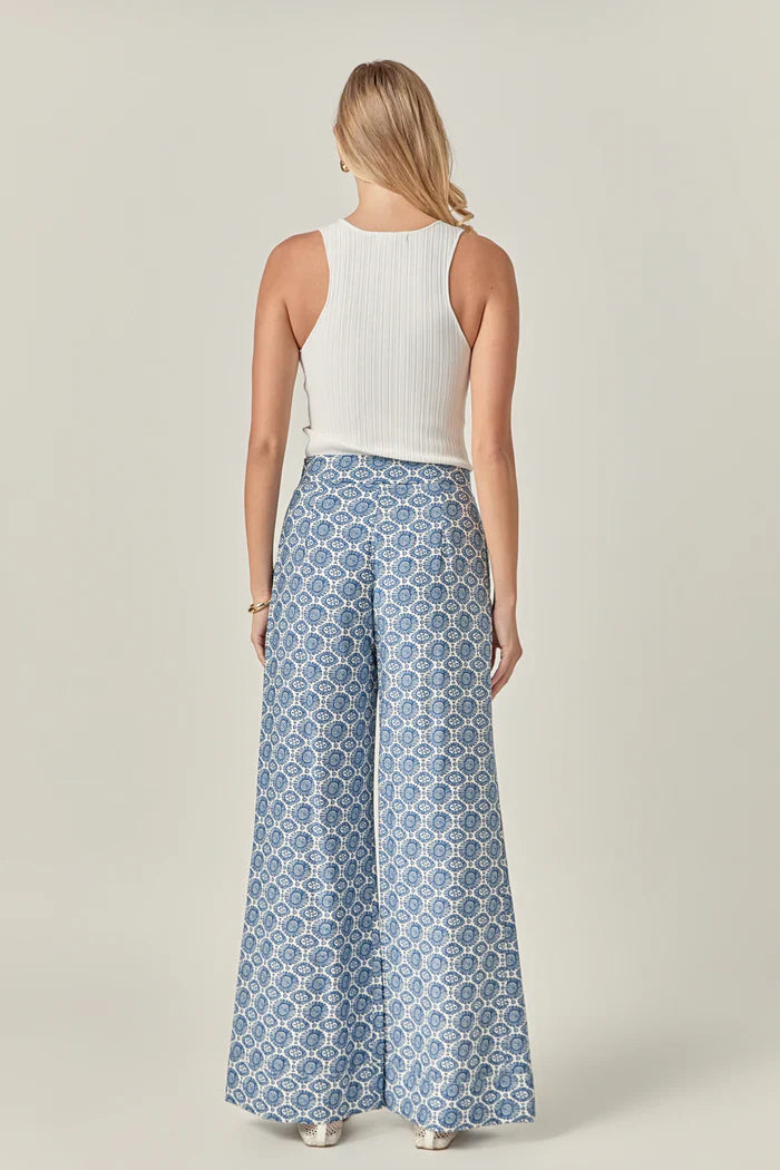 Printed high-waisted pants from voglio.us featuring a stylish design and tailored fit, shown on a model.
