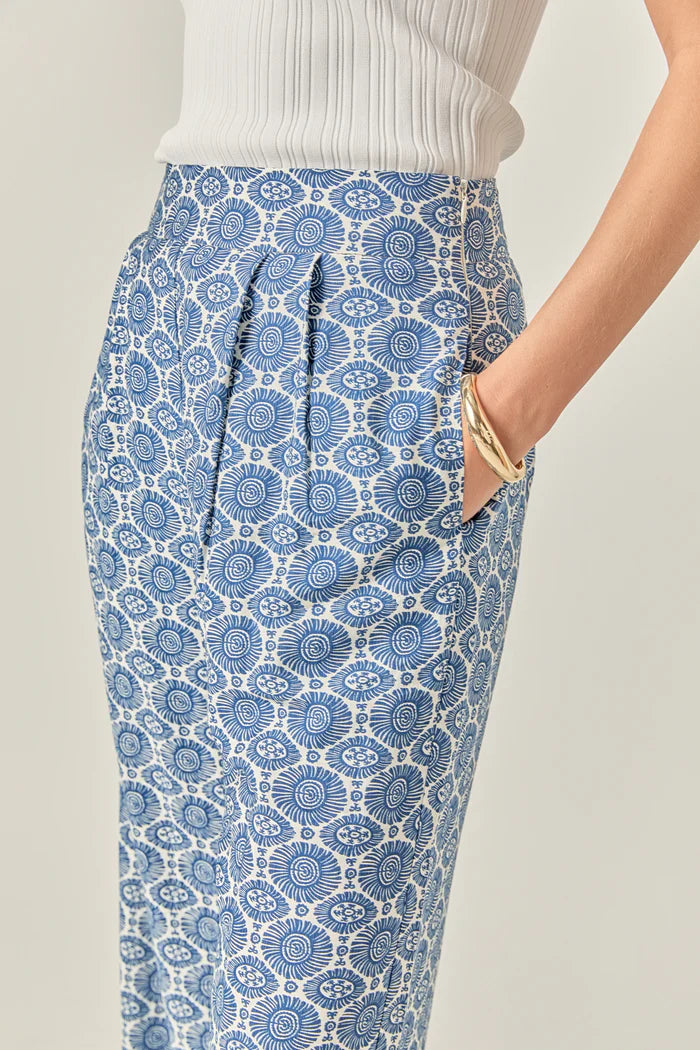 Printed high-waisted pants from voglio.us featuring a stylish design, shown on a model with a focus on fit and fabric details.
