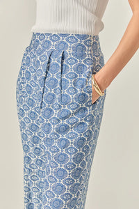 Printed high-waisted pants from voglio.us featuring a stylish design, shown on a model with a focus on fit and fabric details.