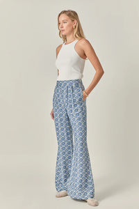 Printed high waisted pants from voglio.us with a stylish floral design, shown on a model on a white background.
