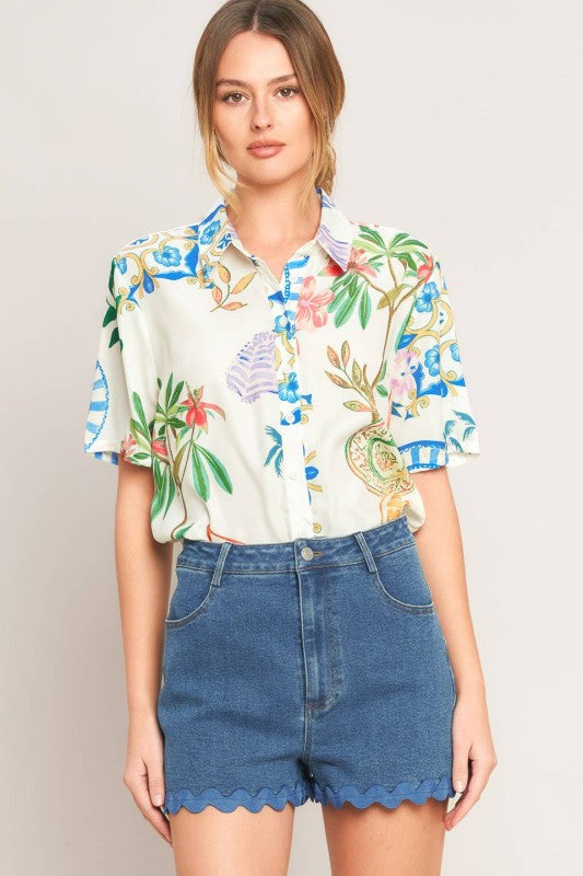 High-waisted shorts with scalloped edges in a chic design, featuring a stylish fit from voglio.us.