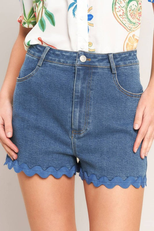 High-waisted scalloped edge shorts by voglio.us, featuring a chic design with a stylish scalloped hem and a comfortable fit.