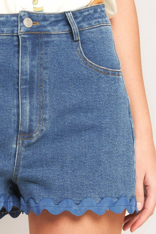 High-waisted scalloped edge shorts in a chic design by voglio.us, shown in a stylish light color.