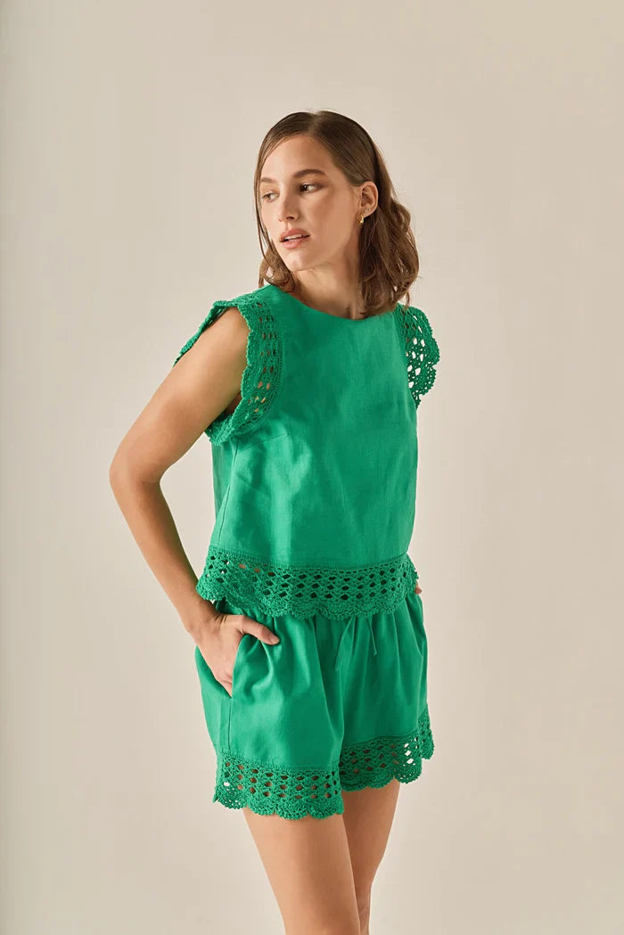 Embroidered voglio.us shorts with intricate floral embroidery, lightweight fabric, and casual fit, ideal for summer wear.