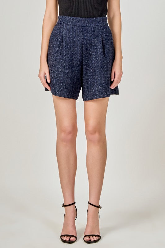 Light brown tweed relaxed long shorts by voglio.us, featuring a comfortable fit and casual style, shown on a model in the image.