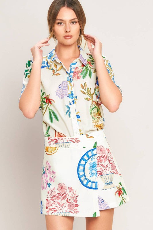 Voglio.us floral and coastal short sleeve top with a chic design, featuring vibrant colors and lightweight fabric.