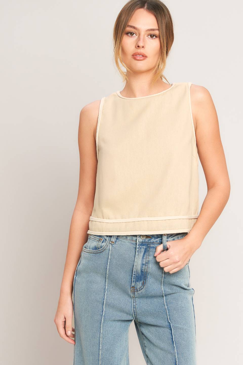 Chic minimal cropped top from voglio.us, featuring a sleek design and lightweight fabric, perfect for casual or trendy outfits.