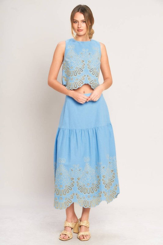Voglio.us embroidered sleeveless blouse with scalloped hem, lightweight top, feminine design, white fabric, detailed embroidery.