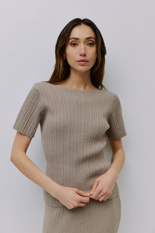 Neutral textured Joelle top by voglio.us, showcasing a stylish, lightweight sleeveless blouse with subtle fabric detailing.