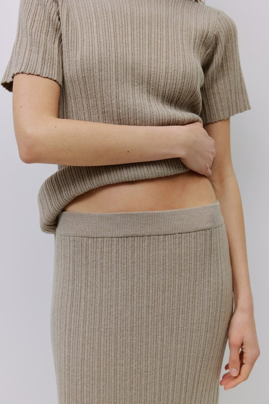 Neutral textured Joelle top by voglio.us, featuring a stylish, lightweight design with subtle fabric detailing and a relaxed fit.