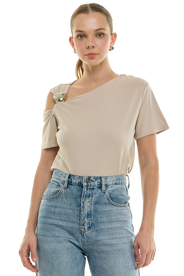 One-shoulder gold detail draped top from voglio.us featuring elegant fabric and stylish design, displayed on a mannequin.