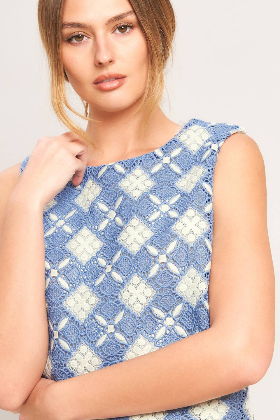 Voglio.us sleeveless scalloped hem top in soft fabric, featuring a stylish scalloped neckline and a relaxed fit.