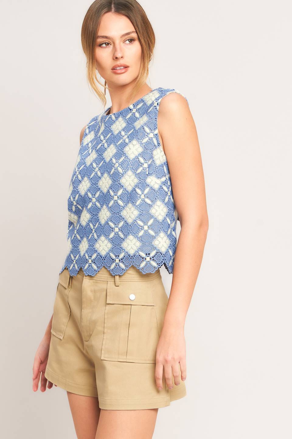 Voglio.us sleeveless scalloped hem top in soft fabric, featuring a stylish scalloped neckline and a relaxed fit.