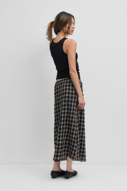 Ribbed fitted tank top in two colors, casual sleeveless top from voglio.us, shown in a close-up image.