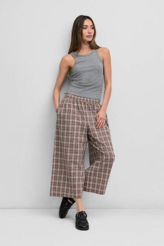 Ribbed fitted tank top in two colors from voglio.us, featuring a sleeveless design and snug fit, ideal for casual wear.
