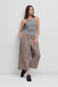Ribbed fitted tank top in two colors from voglio.us, featuring a sleeveless design and snug fit, ideal for casual wear.